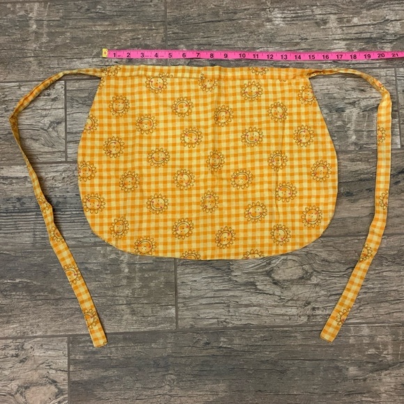 Yellow floral waist apron with adjustable tie and pockets - Picture 2 of 3